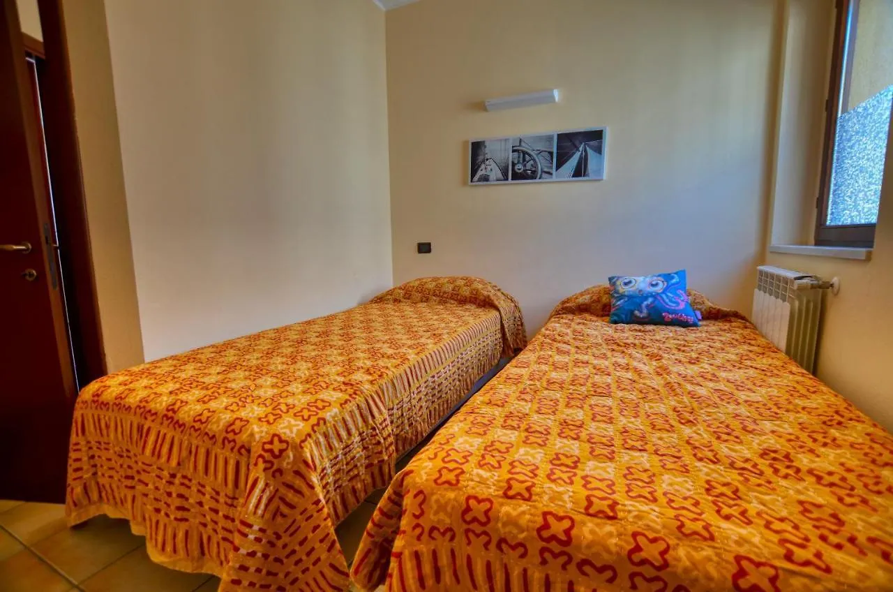 2-Bedroom Airconditioned Lakeview Apartment Аккуазериа 0*,  Италия
