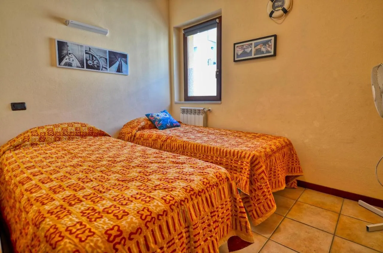 2-Bedroom Airconditioned Lakeview Apartment Аккуазериа Италия